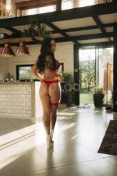 Chica bajita y con curvas muy sexy