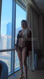 una rubia con curvas