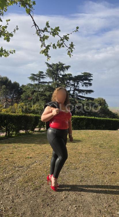 una linda mujer muy divertida