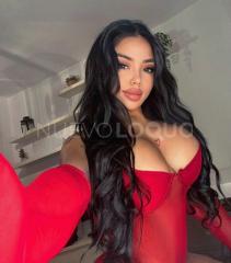 Hermosa latina dispuesta y atractiva