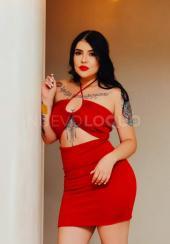 Hermosa latina dispuesta y atractiva