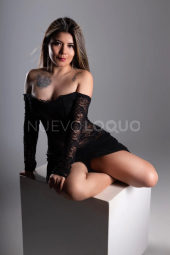 Rubia, mirada dulce y actitud