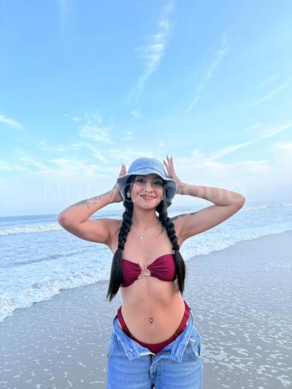  sonriente, cariñosa, y muy divertida.