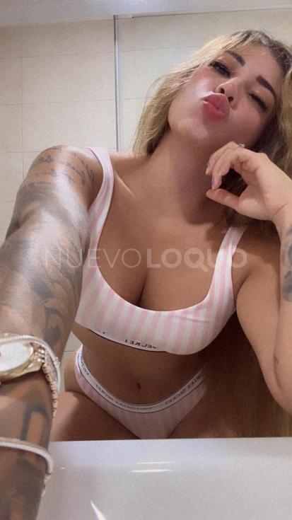  rubia tatuada voluptuosa