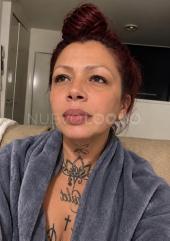 pelirroja tatuada