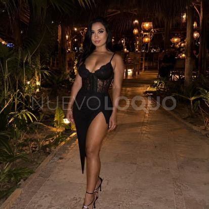  Carismatica peli negra recien llegada