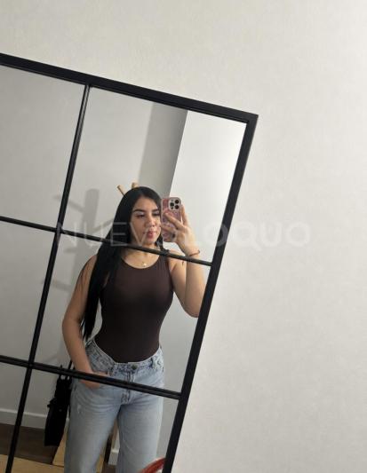  Chica colombiana de paso por aquí