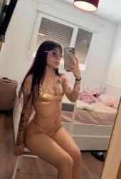 joven delgada morena