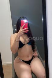 joven morena delgada alegre