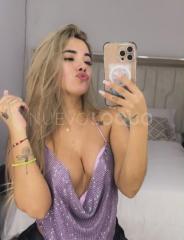 joven rubia nueva en la zona