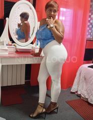 Dominicana con experiencia y elegancia